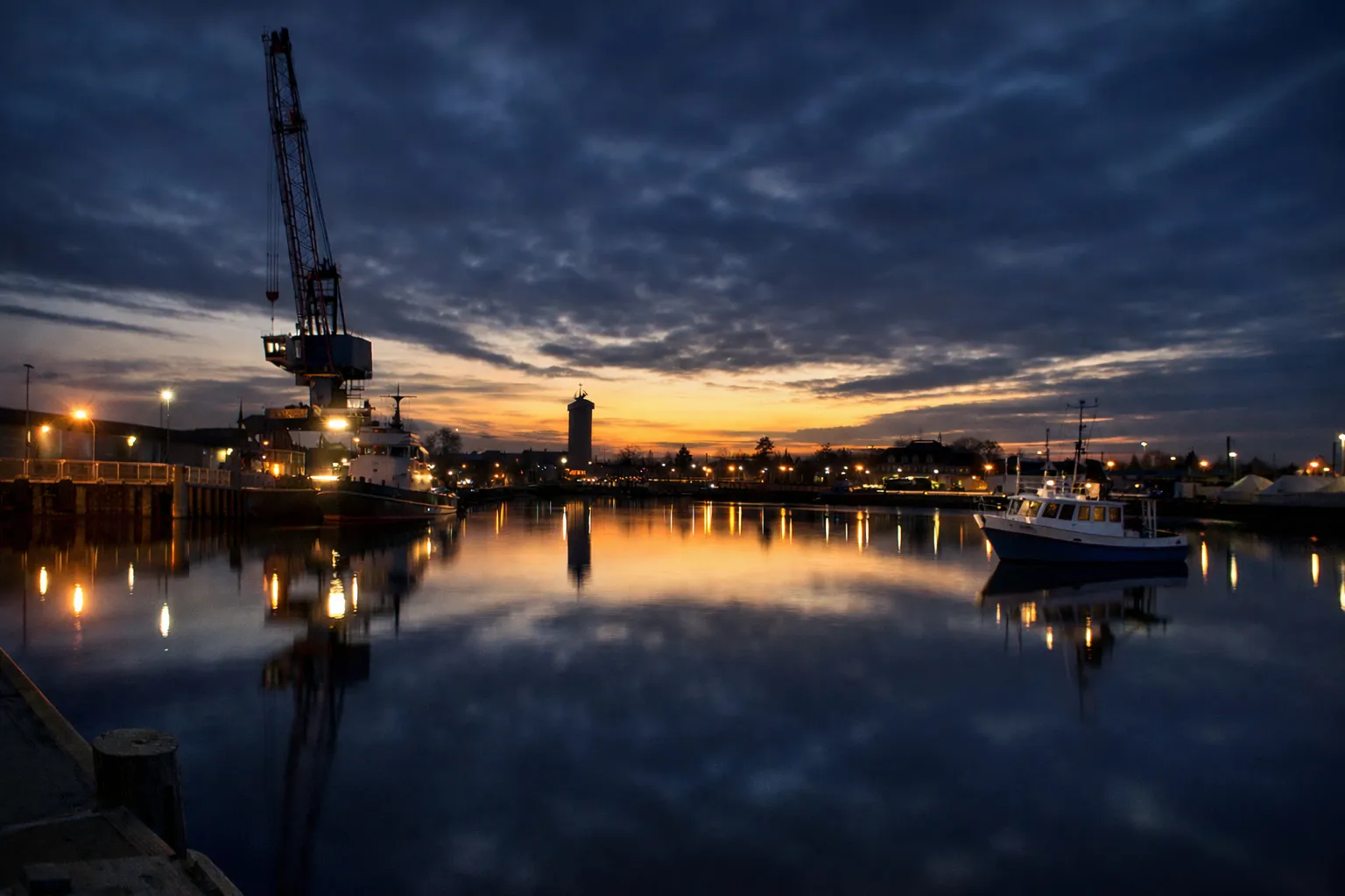 Binnenhafen Brake bei Dämmerung